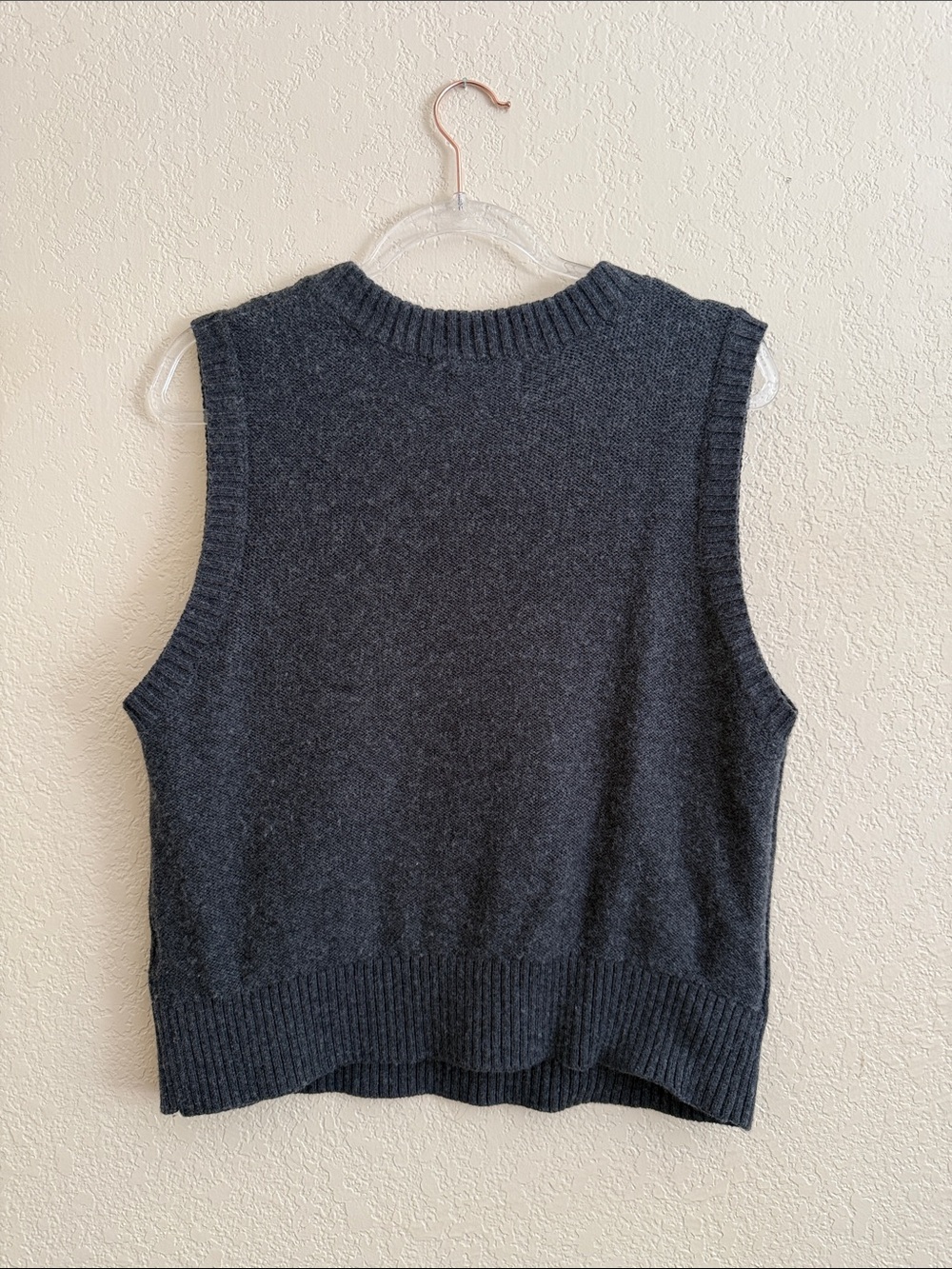 Old Navy Charcoal Cable-Knit V-Neck Sweater Vest - Picture 4 of 5